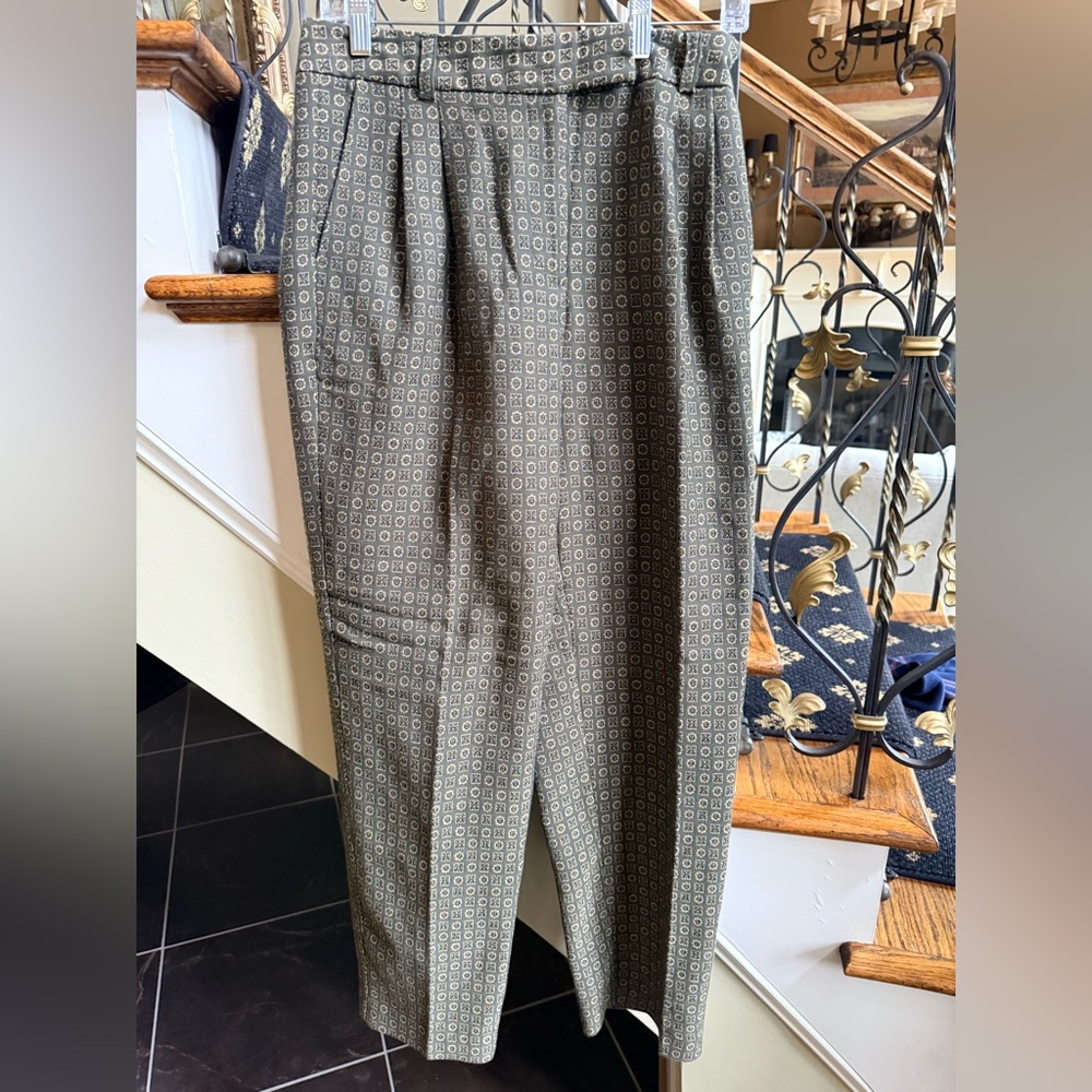 J.McLaughlin Green /Gold Pattern dress slacks. Pleats,pockets, belt loop.Size 6